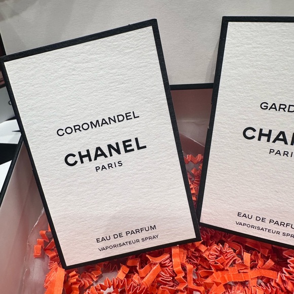 - Chanel Les exclusifs gift with box and ribbon. - Picture 3 of 6